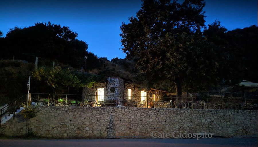 Απόβραδο στο καφενείο μπάρ Γιδόσπιτο Φωτογραφία περιηγητή